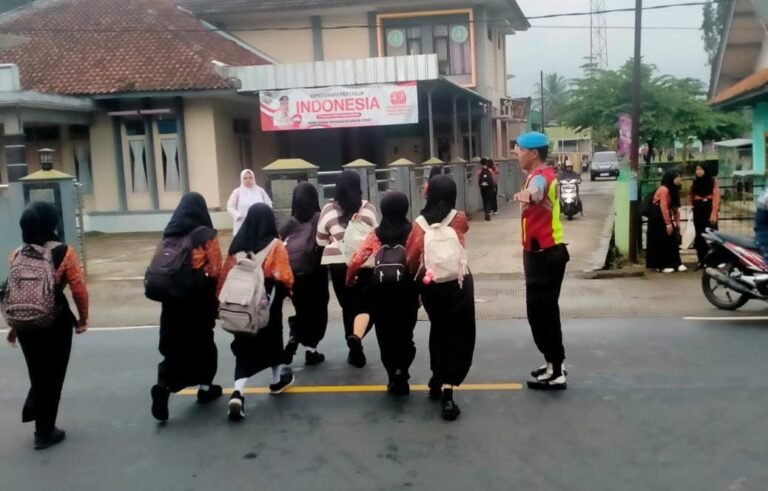 Pelayanan Masyarakat, Polsek Cipaku Polres Ciamis Siaga di Jalan Padat Saat Jam Sekolah
