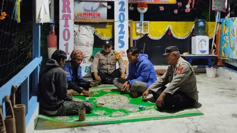 Perkuat Sinergitas, Polsek Kawali Polres Ciamis Beri Binluh ke Warga Linggapura Saat Ngeronda