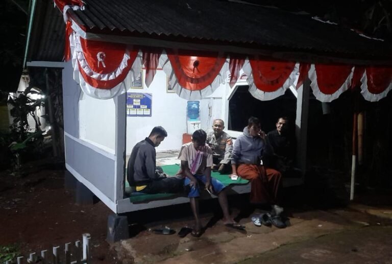 Perkuat Sinergitas, Polsek Rajadesa Polres Ciamis Beri Binluh ke Warga Andapraja Saat Malam Hari