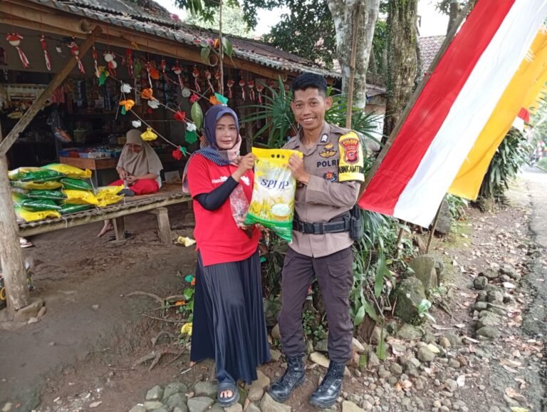 Polsek Cikoneng Terus Perkuat Keamanan Lewat Sambang ke Warga Desa Cimari