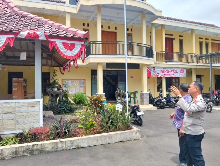 Polsek Cikoneng Dorong Pemasangan CCTV Demi Tingkatkan Keamanan Kantor Desa