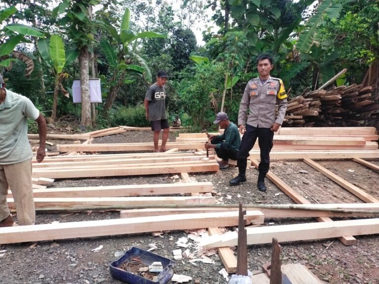 Pastikan Tepat Sasaran, Polsek Cisaga Monitor Pengerjaan Rutilahu