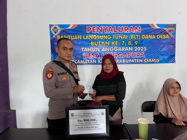 Polsek Kawali Polres Ciamis Siagakan Personel Amankan Penyaluran BLT DD di Desa Linggapura