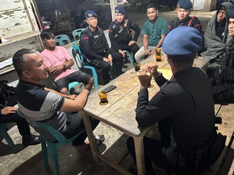 Dekat dengan Warga, Brimob Polda Sumut Gelar Patroli Dialogis dan Sambangi Pos Kamling di Gunungsitoli