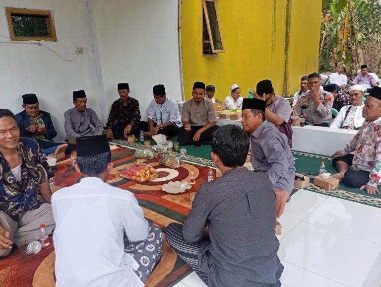 Perkuat Sinergitas, Polsek Cikoneng Ikuti Acara Peringatan Maulid Nabi di Desa Sindangkasih