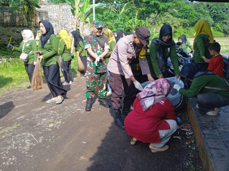 Polsek Sukadana Polres Ciamis Bareng Warga Kerja Bakti Bersih-Bersih di Desa Margaharja
