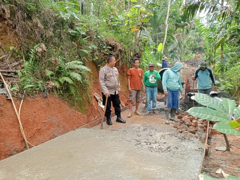 Humanis, Polsek Sukadana Polres Ciamis Monitoring Pengecoran Jalan Usaha Tani Ciparay