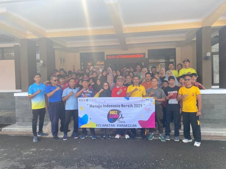 Polsek Pamarican Polres Ciamis Bareng Warga Kerja Bakti Bersih-Bersih Jalan dan Area Publik