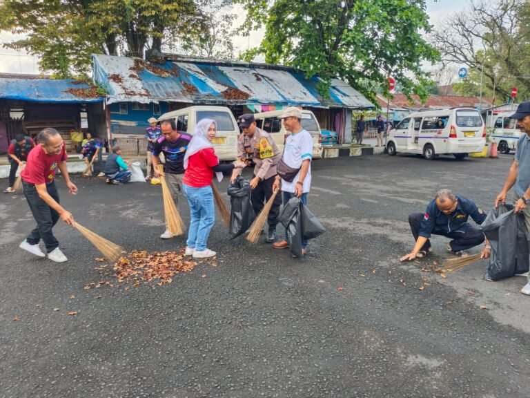 Polsek Ciamis Polres Ciamis Bareng Warga Kerja Bakti Bersih-Bersih di Area Publik Ciamis