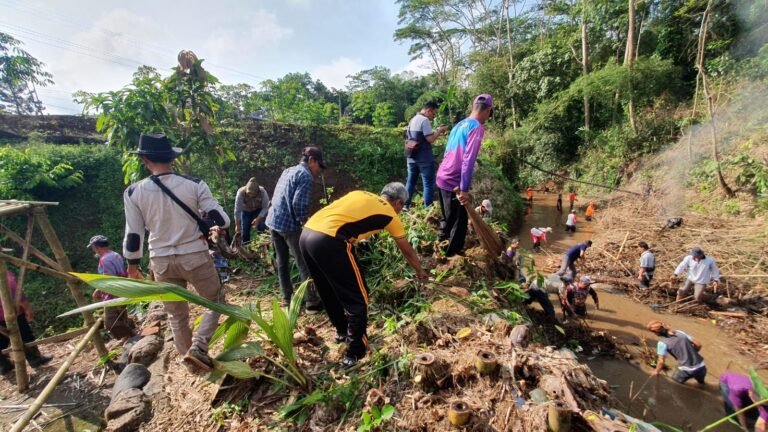 Polsek Ciamis Polres Ciamis Bareng Warga Kerja Bakti Bersih-Bersih di Aliran Sungai Cilemah