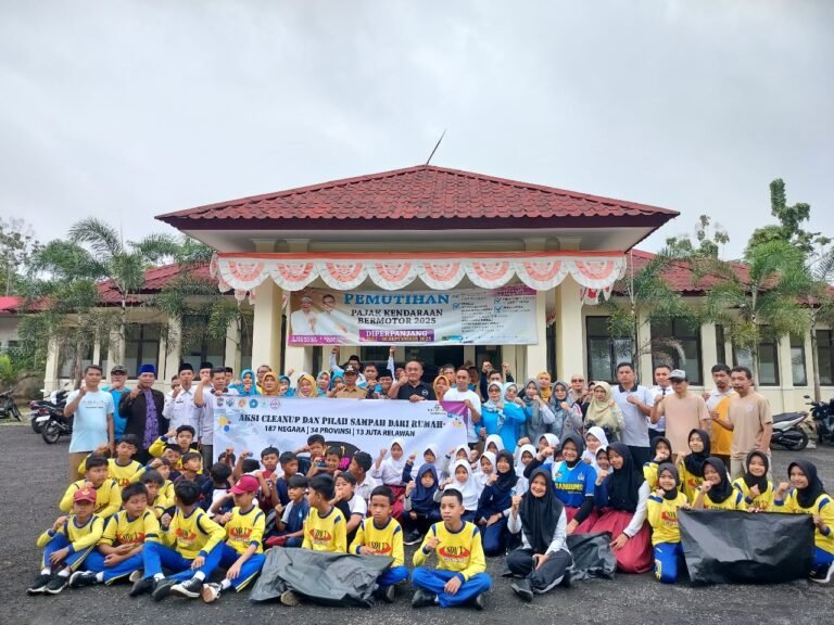 Polsek Cimaragas Polres Ciamis Bareng Warga Kerja Bakti Bersih-Bersih di Kecamatan Cidolog