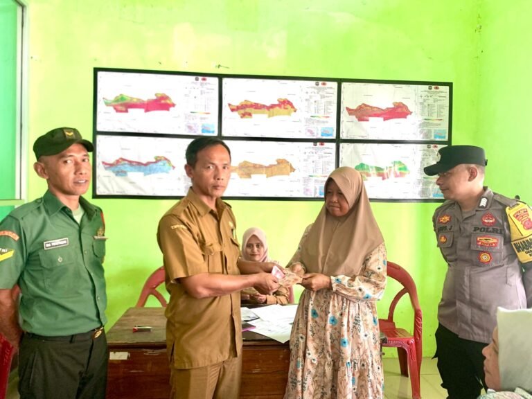 Polsek Pamarican Polres Ciamis Siagakan Personel di Penyaluran BLT DD di Desa Sidaharja