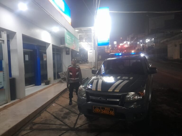 Cipkon di Malam Hari, Polsek Rajadesa Polres Ciamis Intens Patroli Dialogis ke Pemukiman Warga