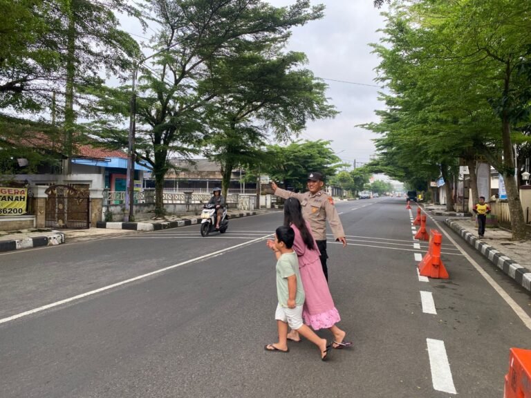 Pelayanan Masyarakat, Polsek Ciamis Turun Bantu Anak Menyebrang di Area SDN 3 Ciamis