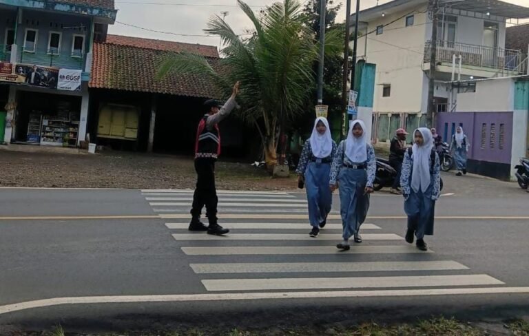 Pelayanan Masyarakat, Polsek Cisaga Polres Ciamis Bantu Anak Menyebrang di Area Sekolah
