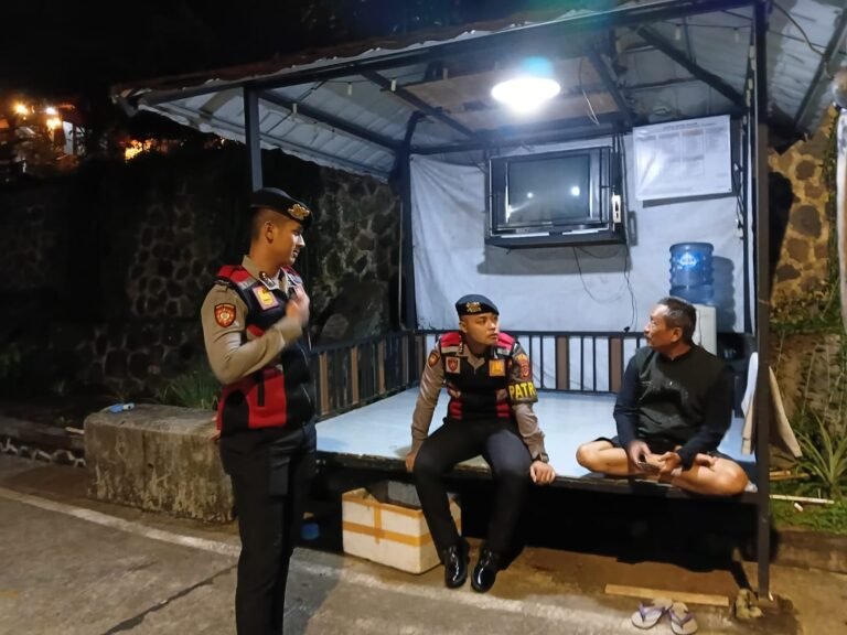 Humanis, Pasukan Roda 4 Polres Ciamis Patroli dan Beri Imbauan ke Warga di Pos Ronda Cigembor