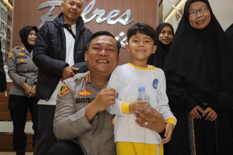 Ciamis Bergetar Haru: 10 Warga Ciamis Berangkat Umrah Difasilitasi Polres, Diantar Sanak Saudara dan Murid Cilik Penuh Air Mata Bahagia