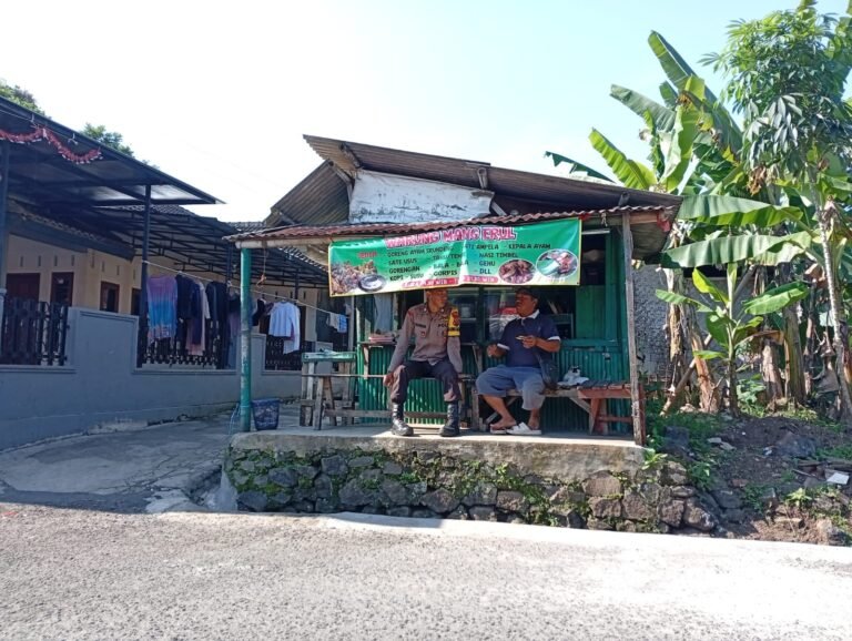 Polsek Cikoneng Tingkatkan Keamanan Lewat Sambang Warga di Desa Cimari