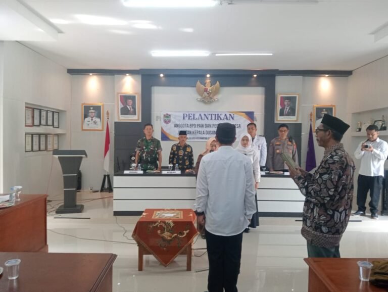 Sinergitas Polri dan Pemerintah, Polsek Sukadana Hadiri Pelantikan Perangkat Desa Salakaria