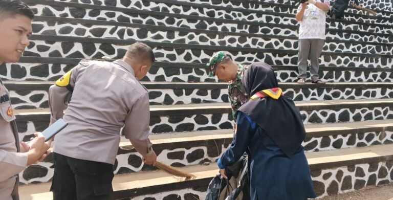 Polsek Rajadesa Polres Ciamis Bareng Warga Kerja Bakti Bersih-Bersih di Desa Sirnabaya