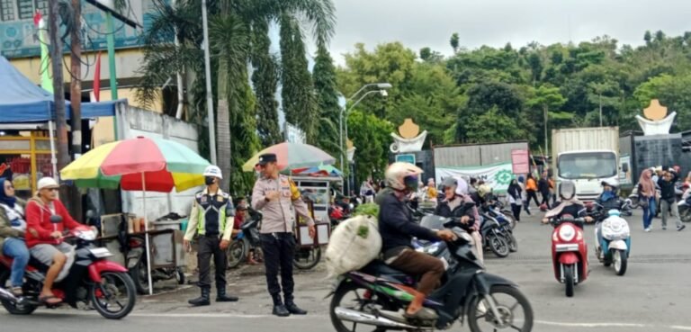 Polsek Leles Gelar Strong Point Pagi, Atasi Kemacetan di Depan PT Changshin dan SKJ Leles
