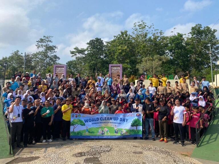 Polsek Cimaragas Polres Ciamis Bareng Warga Kerja Bakti Bersih-Bersih di Kecamatan Cimaragas