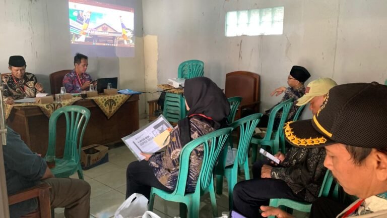 Polsek Kawali Hadiri Rapat Minggon Desa Dayeuhluhur, Perkuat Sinergi Jaga Kamtibmas
