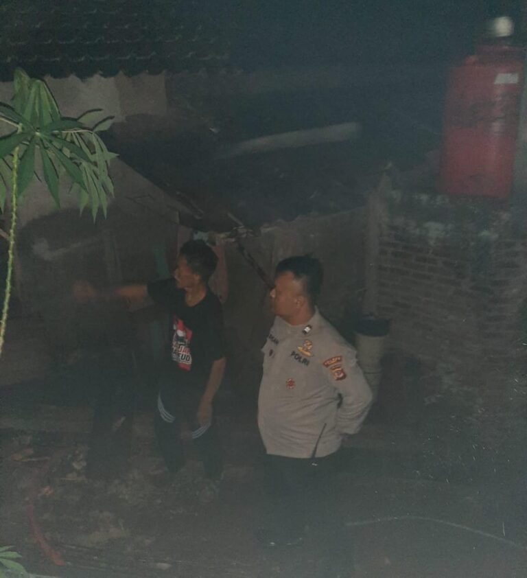 Polsek Leles Tangani Kebakaran Rumah Warga di Desa Margaluyu