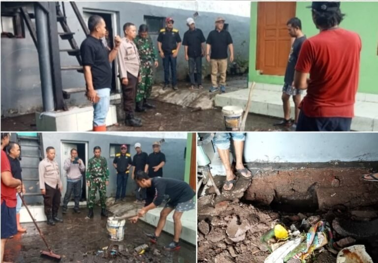 Polsek Samarang Turun Langsung, Bantu Warga Bersih-Bersih Rumah Yang Terendam Banjir