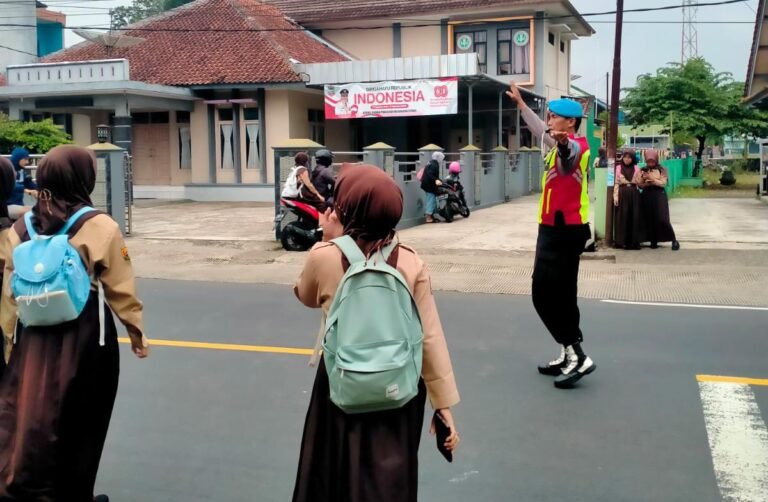 Pelayanan Masyarakat, Polsek Cipaku Polres Ciamis Siaga di Jalan Padat Saat Jam Sekolah