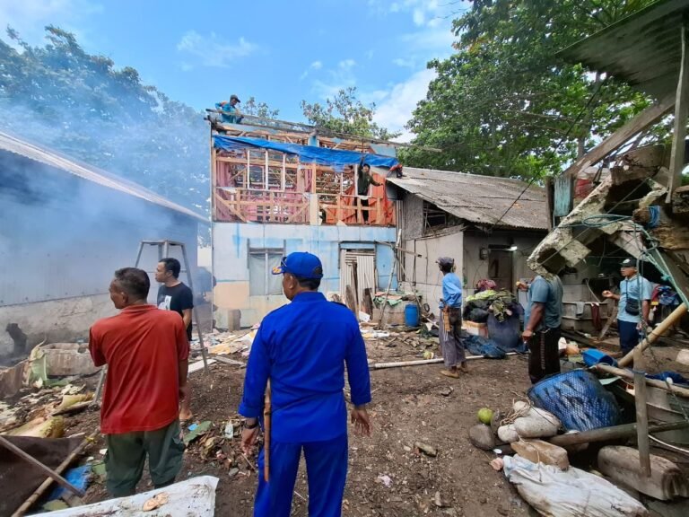 Satpolairud Polres Garut Bersama Warga Renovasi Rumah Nelayan Tak Layak Huni di Cikelet