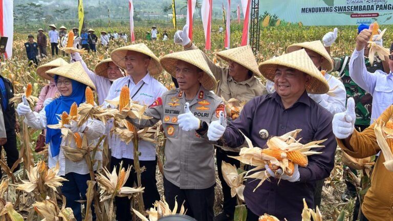 Polda Jabar Torehkan Prestasi Lewat Panen Raya Jagung Ketahanan Pangan 2025
