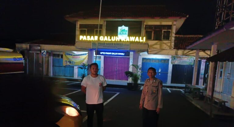 Berikan Rasa Aman, Personel Polsek Kawali Polres Ciamis Patroli Dialogis di Malam Hari