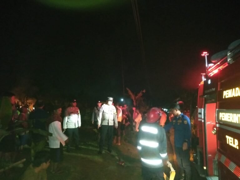 Konsleting Listrik Picu Kebakaran Rumah Panggung di Jatinagara, Polsek Kawali dan Damkar Sigap Padamkan Api