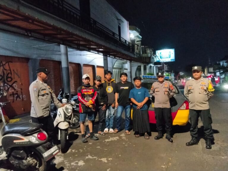 Berikan Rasa Aman, Personel Polsek Kawali Polres Ciamis Patroli Dialogis di Malam Hari