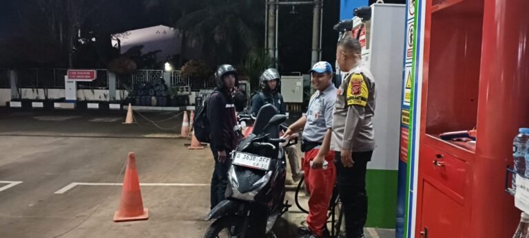 Cipkon di Malam Hari, Polsek Rajadesa Polres Ciamis Intens Patroli Dialogis ke Pemukiman Warga