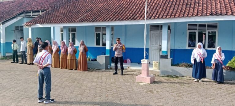 Kapolsek Leuwigoong Jadi Pembina Upacara di MTS Nurul Amien, Tekankan Bahaya Geng Motor dan Bijak Bermedsos