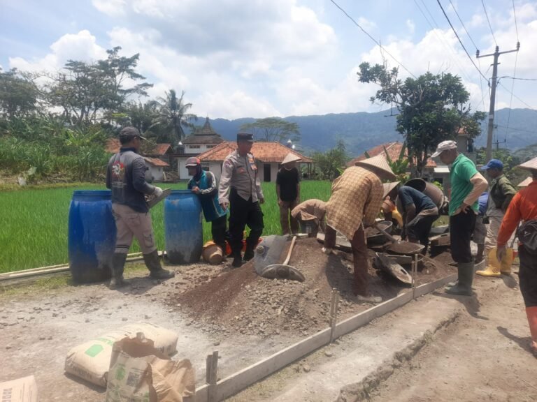 Polsek Rajadesa Ikut Gotong Royong Pengecoran Jalan di Desa Sukajaya, Wujud Sinergi Polisi dan Masyarakat untuk Kamtibmas Kondusif
