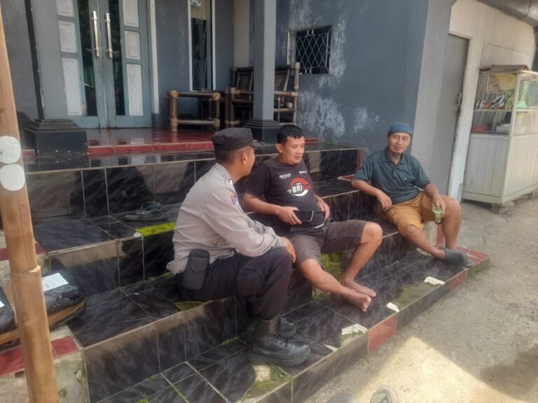 Polsek Rajadesa Sambangi Warga Dusun Cihawar, Polisi Ajak Bersinergi Wujudkan Kamtibmas Kondusif