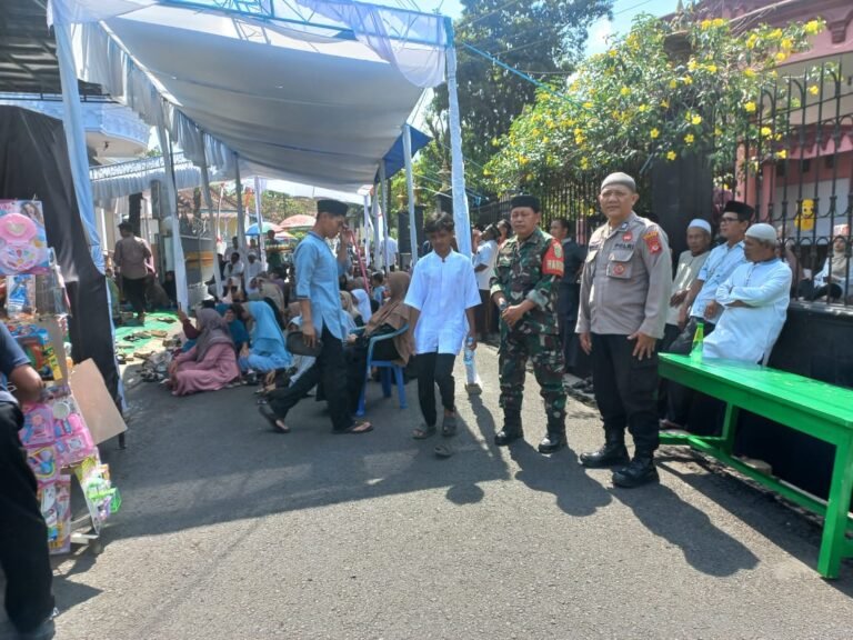 Polsek Cihaurbeuti Kawal Safari Dakwah dan Aksi Peduli Palestina di Desa Sukamulya