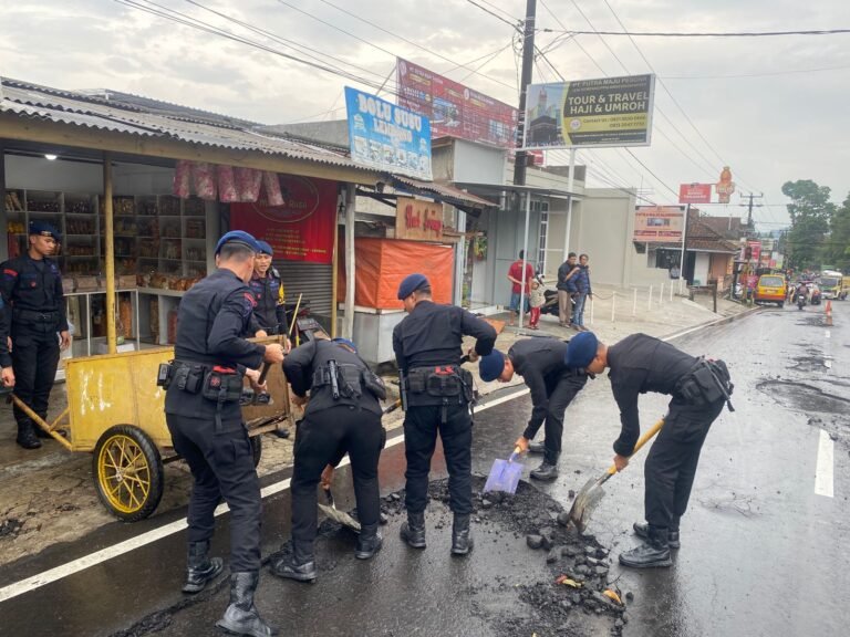 Sat Brimob Polda Jabar Bersihkan Material Pasir dan Kerikil di Jalan Raya Tangkuban Perahu Pasca Hujan Deras