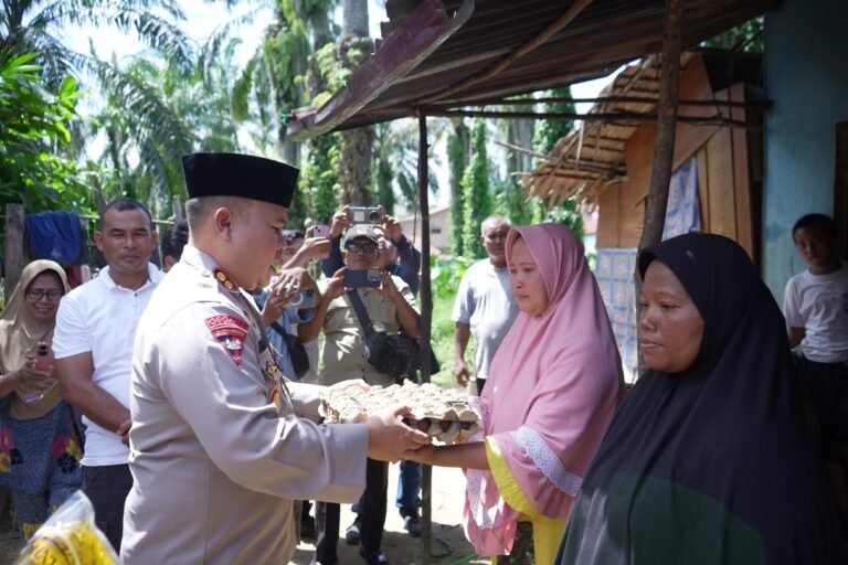 Air Mata Bahagia Warga Tak Mampu , Kapolres Labusel Bantu Sembako, Pengobatan anak, Hingga Bedah Rumah