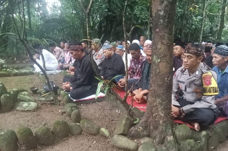 Kapolsek Cikoneng Polres Ciamis Hadiri Upacara Adat Sedekah Pasarean
