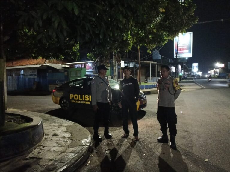 Berikan Rasa Aman, Personel Polsek Kawali Polres Ciamis Patroli Dialogis di Malam Hari
