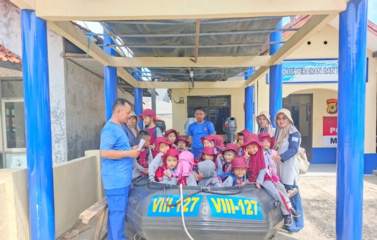 Satpolairud Polres Garut Kenalkan Dunia Kepolisian Perairan kepada Anak-Anak RA Darurrasyid