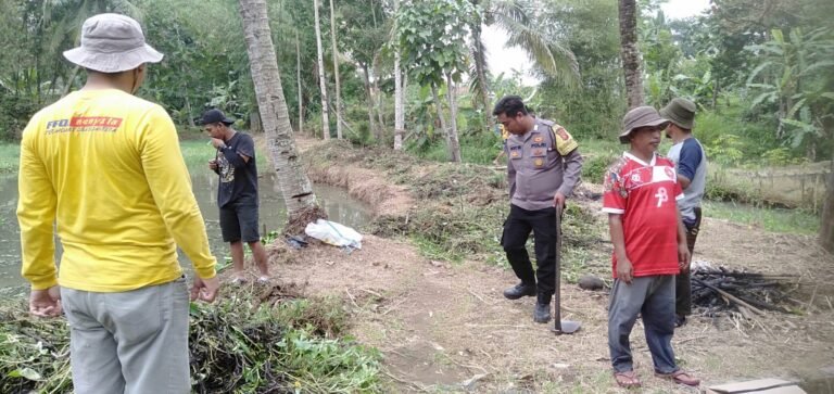 Bhabinkamtibmas Desa Cijulang Gelar Kerja Bakti dan Sambang Kamtibmas, Wujudkan Keakraban Polisi dan Warga
