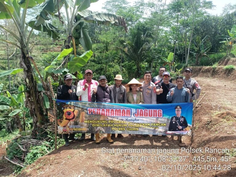 Polsek Rancah Dukung Ketahanan Pangan Lewat Kegiatan Penanaman Jagung Bersama Kelompok Tani di Desa Mekarsari