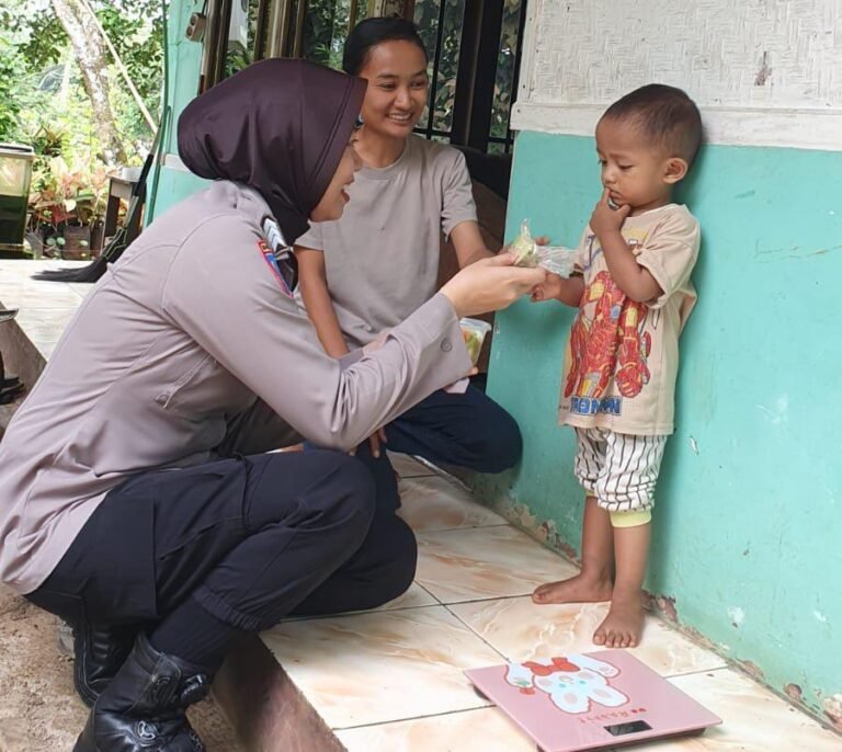 Polsek Ciamis Dukung Program Pengentasan Stunting Lewat Pemberian Makanan Tambahan di Desa Pusakanagara
