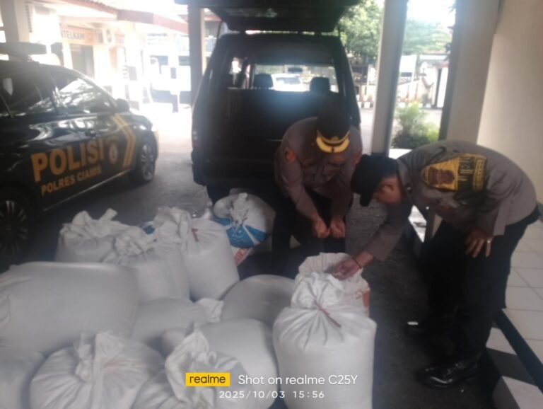 Polsek Ciamis Kawal Pengiriman Hasil Panen Jagung ke Bulog, Dukung Program Ketahanan Pangan Nasional