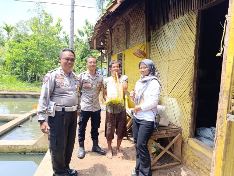 Polri Peduli, Polsek Cikoneng Polres Ciamis Berikan Bantuan Sembako ke Warga Sindangkasih